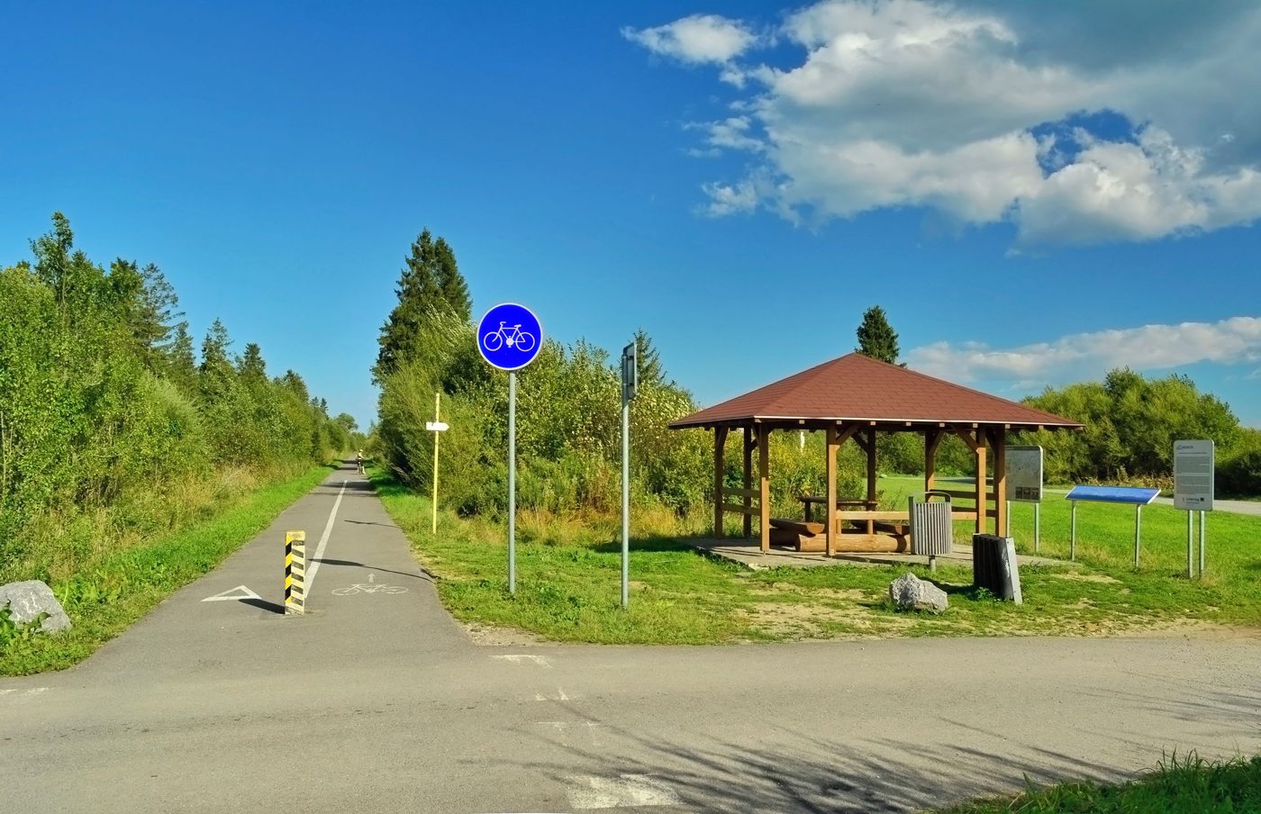 Asfaltový cyklochodník s odpočívadlom a dreveným altánkom